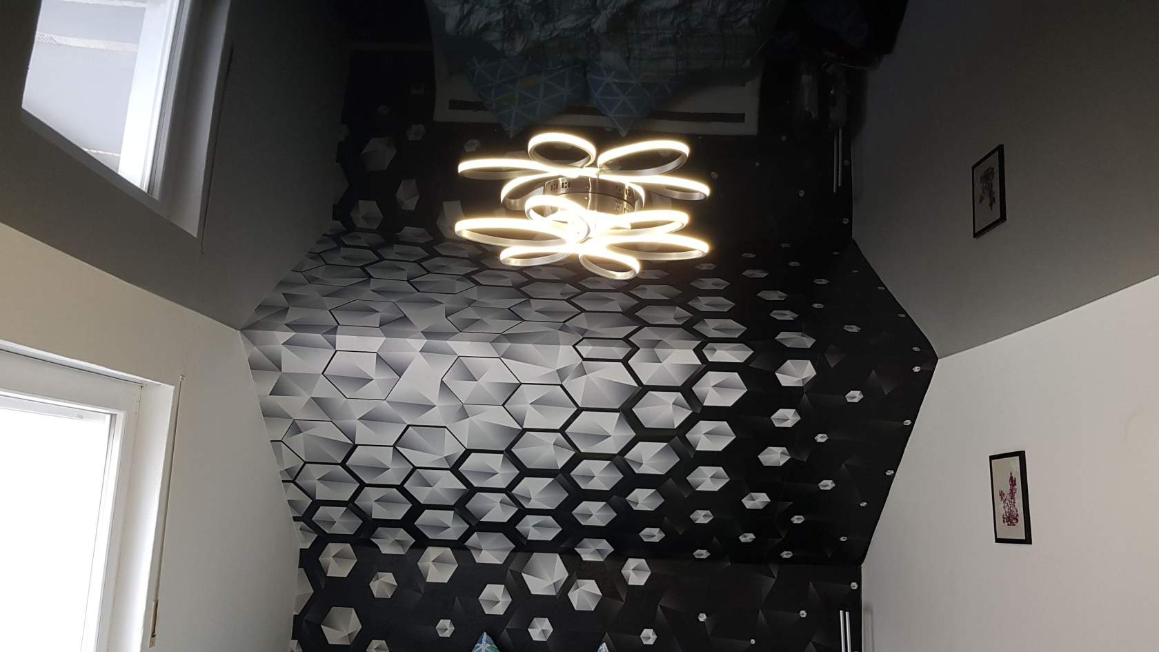 Hochglanz-Spanndecke mit 3D-Hexagon-Print und Designleuchte