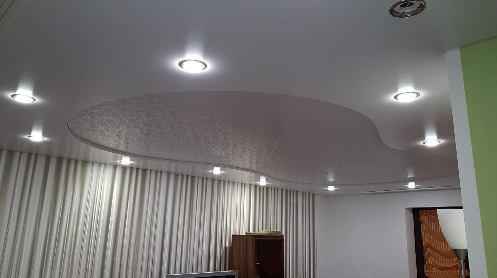Farbige Spanndecke in Violett – Badezimmer